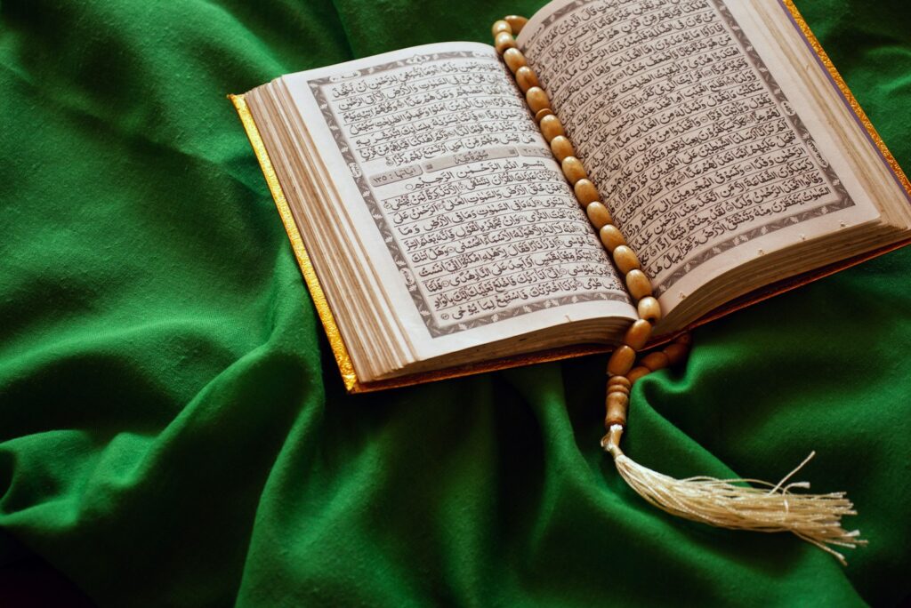 Tesbih ile açık Kur’an-ı Kerim, Stichting Kalem Den Haag hafızlık eğitimi
