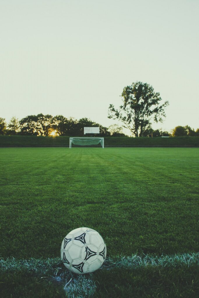 Çim sahada futbol topu, Stichting Kalem Den Haag gençlik lokali ve sportif faaliyetler